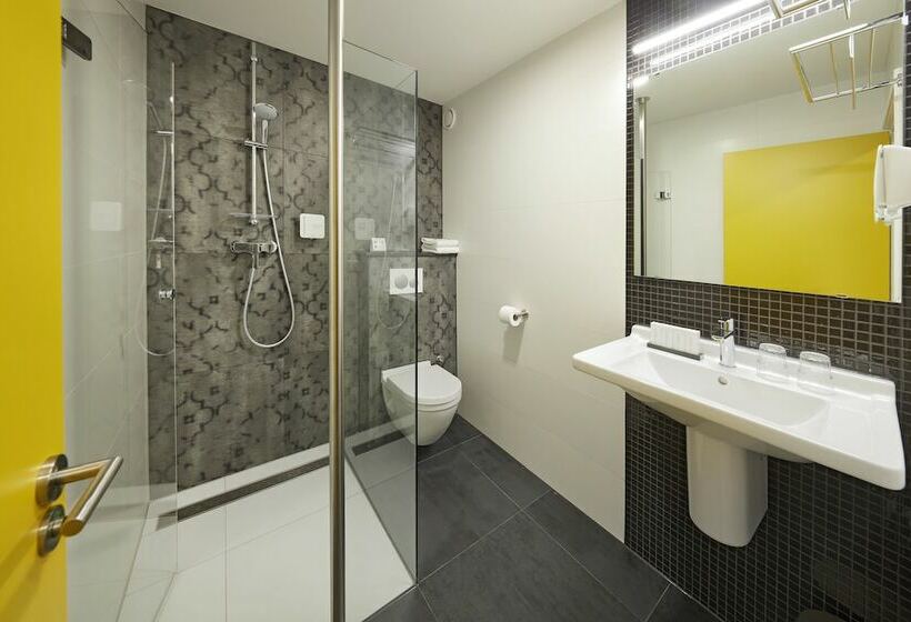 غرفة عائلية, Nova