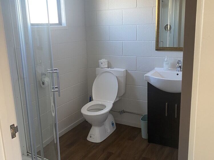 اتاق لوکس, Wayfarer Motel