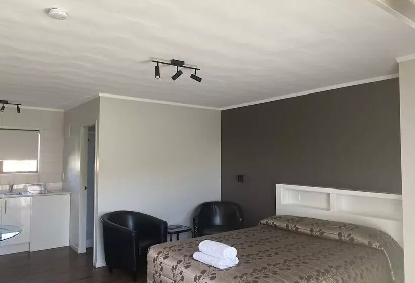 اتاق لوکس, Wayfarer Motel