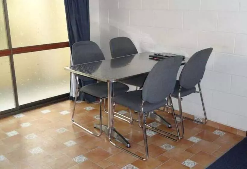 اتاق خانوادگی, Wayfarer Motel