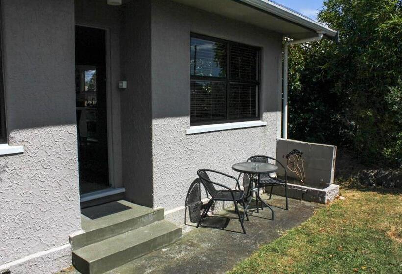 شقة غرفتين, Balmoral Motel