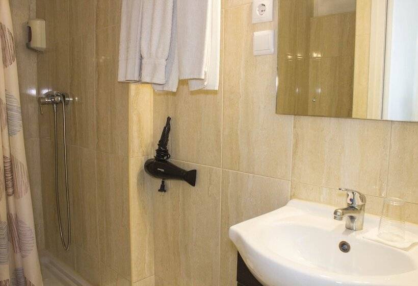 اتاق استاندارد سه تخته با چشمانداز باغ, Estoril Porto