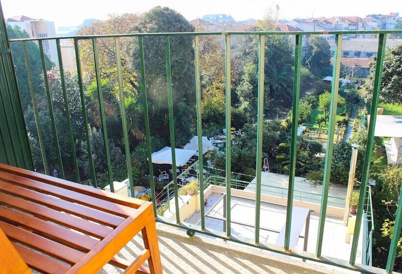 اتاق استاندارد سه تخته با چشم‌انداز باغ, Estoril Porto
