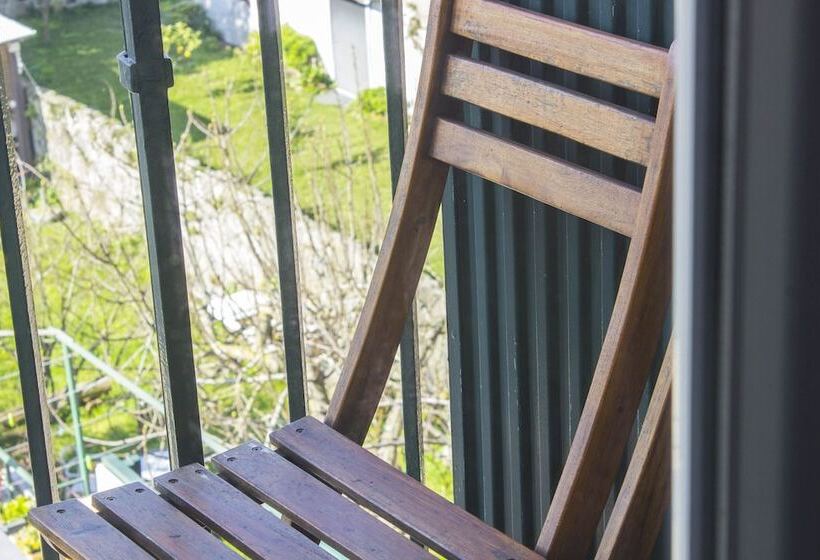 اتاق خانوادگی با چشمانداز باغ, Estoril Porto