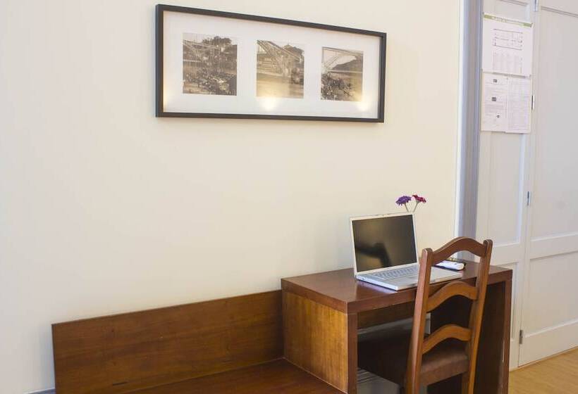 اتاق خانوادگی با چشمانداز باغ, Estoril Porto