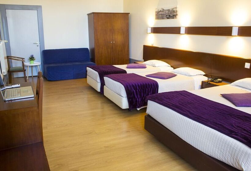 اتاق خانوادگی با چشمانداز باغ, Estoril Porto