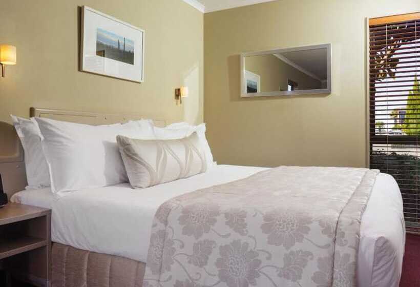 סטודיו פרמיום, Fairley Motor Lodge