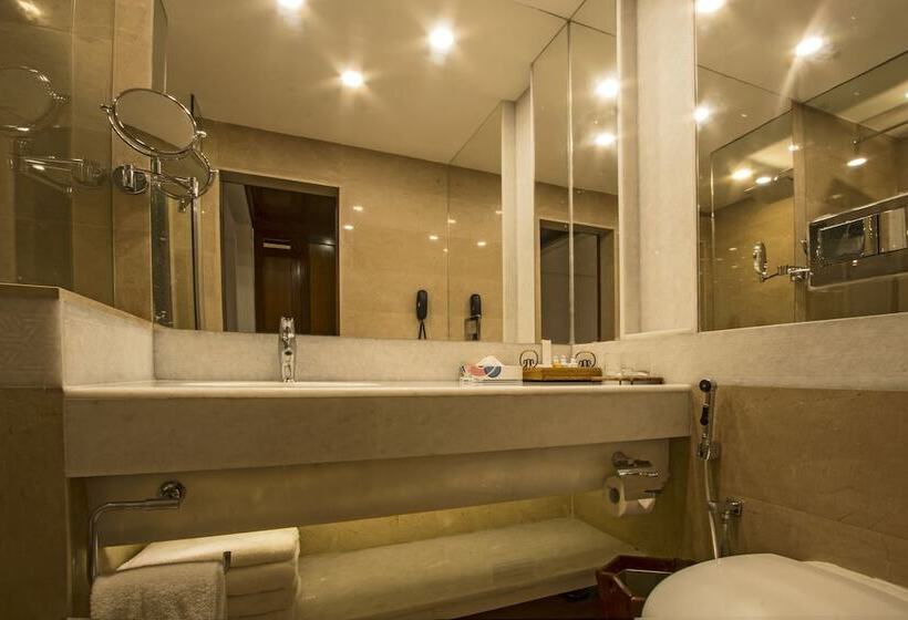 اتاق اجرایی, Faisalabad Serena