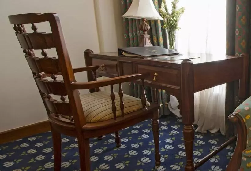 اتاق اجرایی, Faisalabad Serena