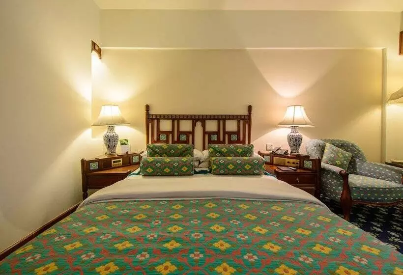 اتاق اجرایی, Faisalabad Serena