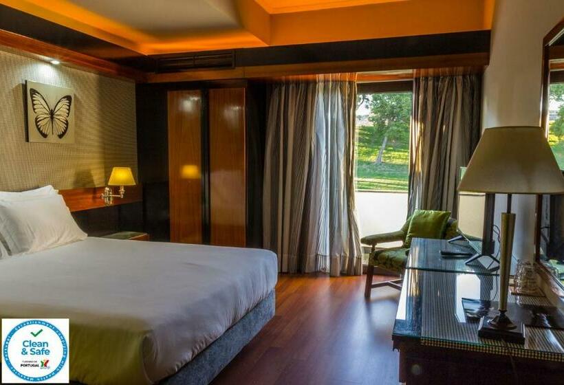 高级大房间, Lara