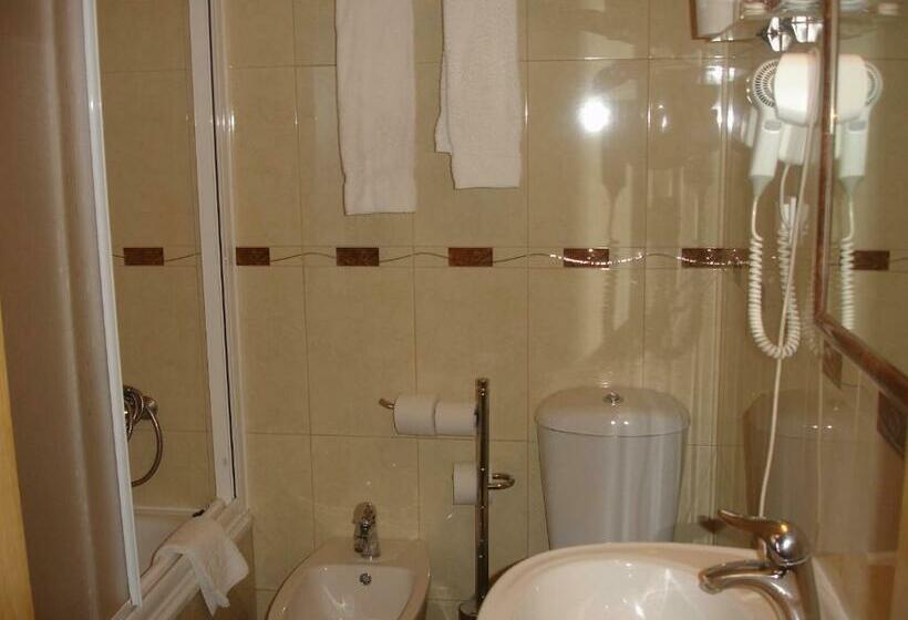 اتاق استاندارد سه نفره, Grande Pensao Residencial Alcobia