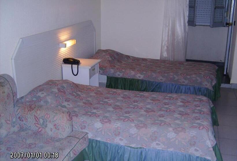 スタンダードトリプルルーム, Olhos Pretos