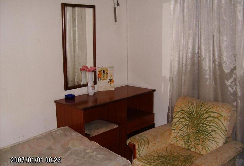 スタンダードトリプルルーム, Olhos Pretos