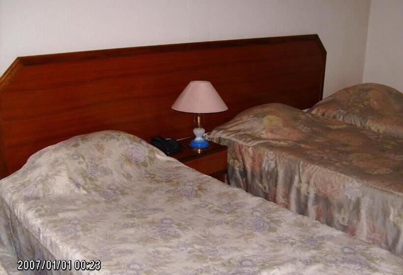 スタンダードトリプルルーム, Olhos Pretos