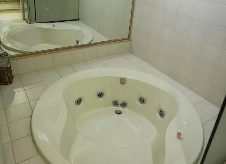 Executive Suite, Cecilia