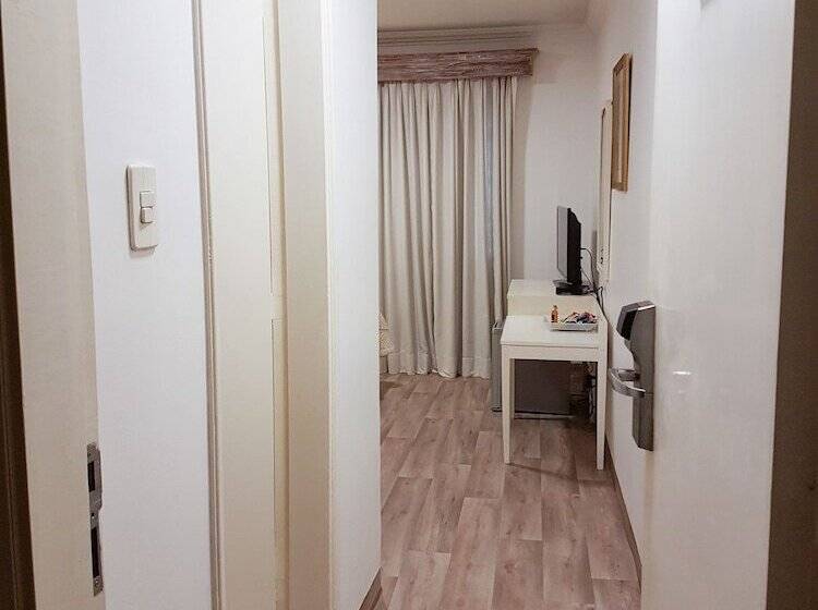 سوییت اجرایی, Cecilia