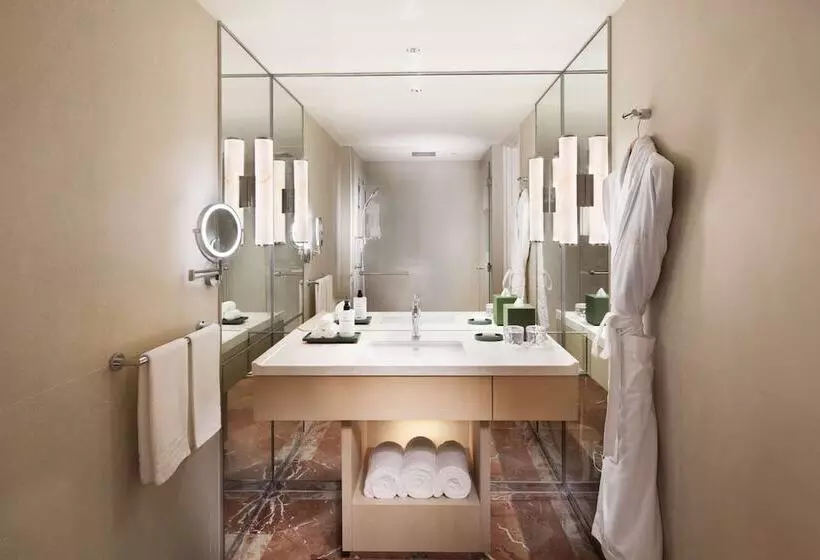 اتاق پریمیوم با بالکن, Conrad Singapore Orchard