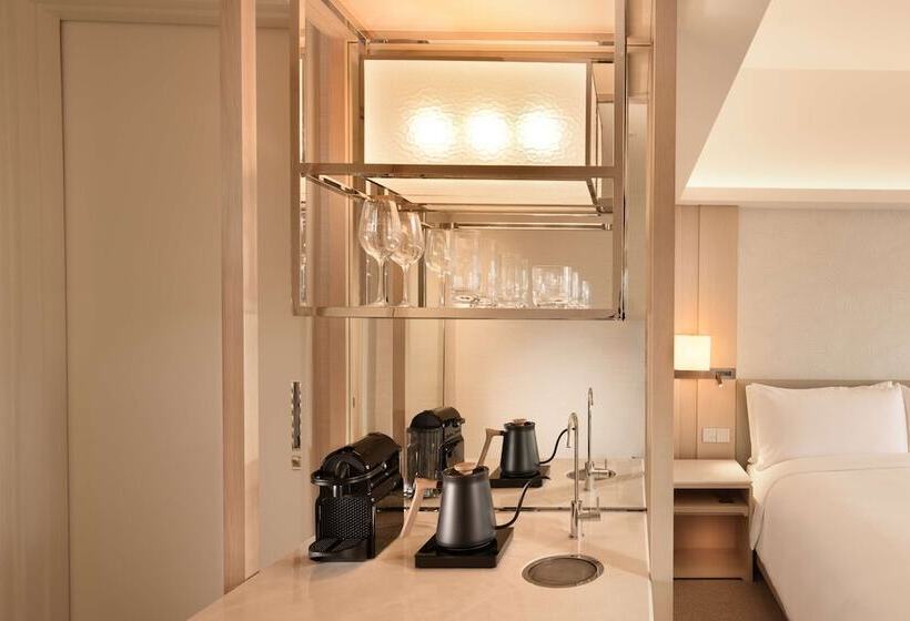 اتاق پریمیوم با بالکن, Conrad Singapore Orchard