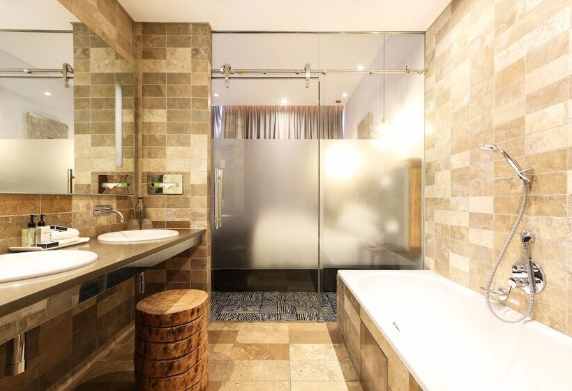 جناح جونيور, Vineyard