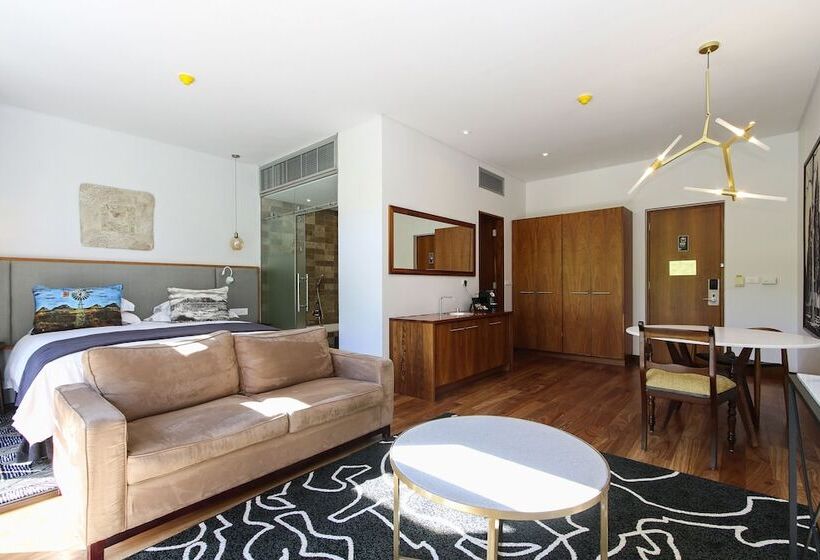 جناح جونيور, Vineyard