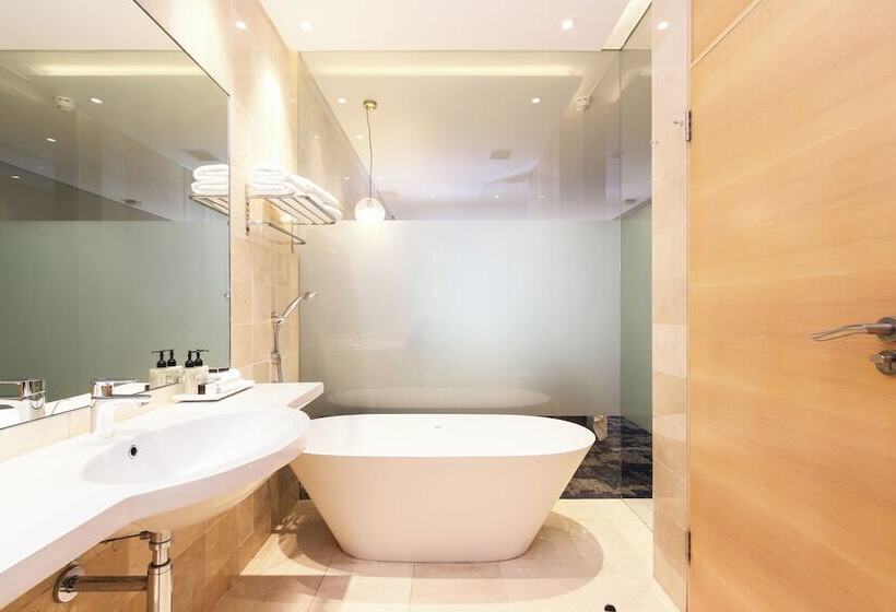 جناح جونيور, Vineyard