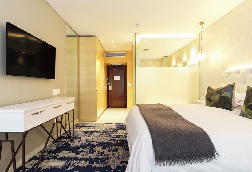 جناح جونيور, Vineyard