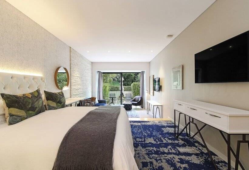 جناح جونيور, Vineyard