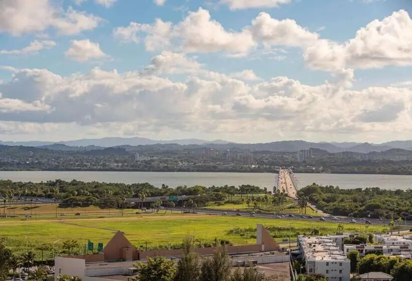 سوییت جونیور با چشم‌انداز شهر, The Royal Sonesta San Juan