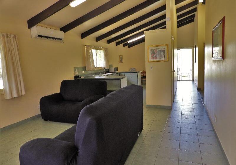 ویلای 3 خوابه, The Edgewater Resort & Spa