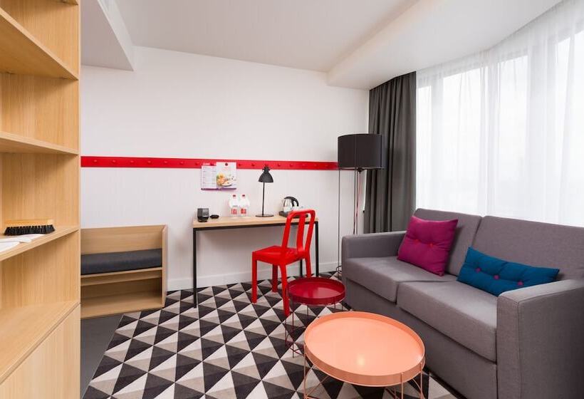 初级行政套房, Azimut Hotel Smolenskaya Moscow