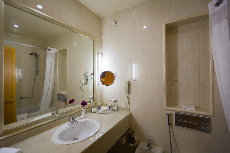 キングサイズベッドのスタンダードルーム, Holiday Inn Yanbu, An Ihg