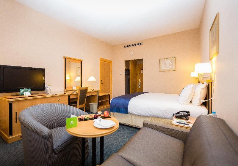 キングサイズベッドのスタンダードルーム, Holiday Inn Yanbu, An Ihg