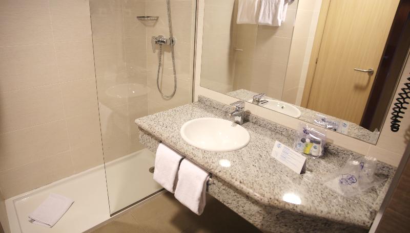 キングサイズベッドのスタンダードルーム, Holiday Inn Yanbu, An Ihg