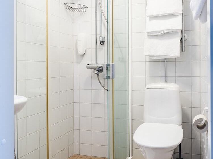 スタンダードトリプルルーム, Li Pietari Kylliäinen