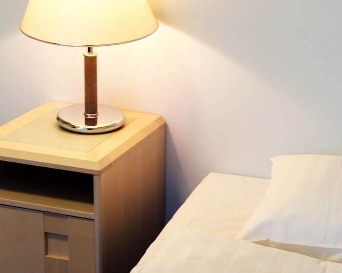 スタンダードトリプルルーム, Li Pietari Kylliäinen