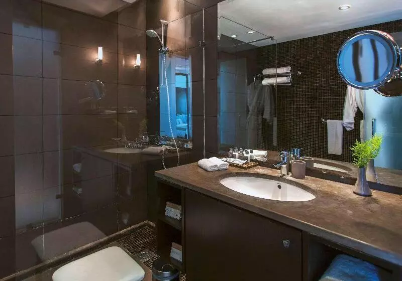 اتاق لوکس با چشم‌انداز دریا, Mövenpick Hotel Gammarth Tunis