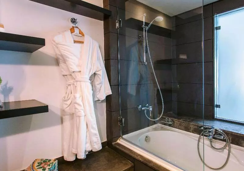 اتاق لوکس با چشم‌انداز دریا, Mövenpick Hotel Gammarth Tunis
