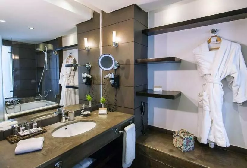 اتاق کلاسیک با چشم‌انداز دریا, Mövenpick Hotel Gammarth Tunis