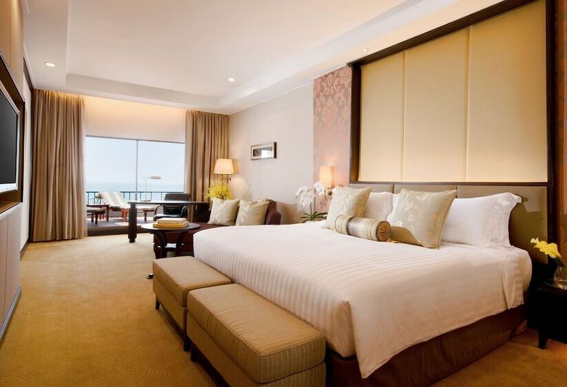 Club Room King Bed, Dusit Thani Pattaya