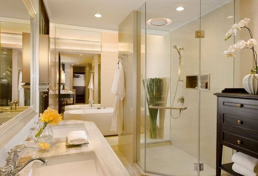 Club Room King Bed, Dusit Thani Pattaya