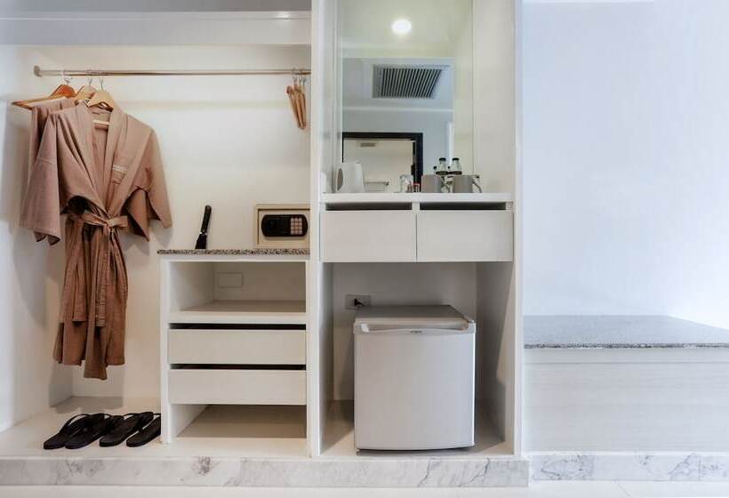 プールの見えるデラックスルーム, Thavorn Palm Beach Resort Phuket