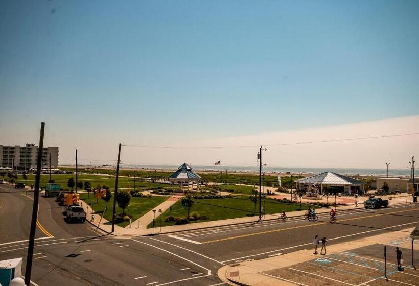 חדר דלוקס, Admiral Resort Motel