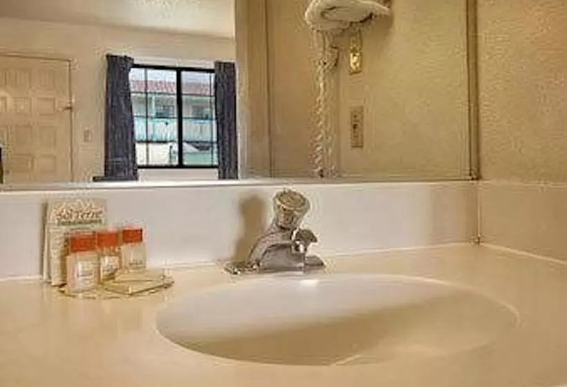 استودیوی استاندارد, Days Inn & Suites By Wyndham Needles
