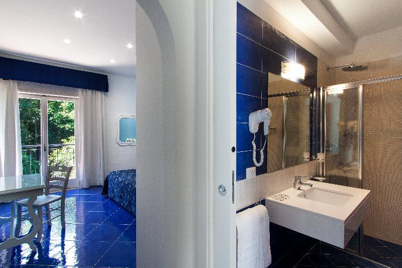 اتاق استاندارد سه نفره, El Hana International