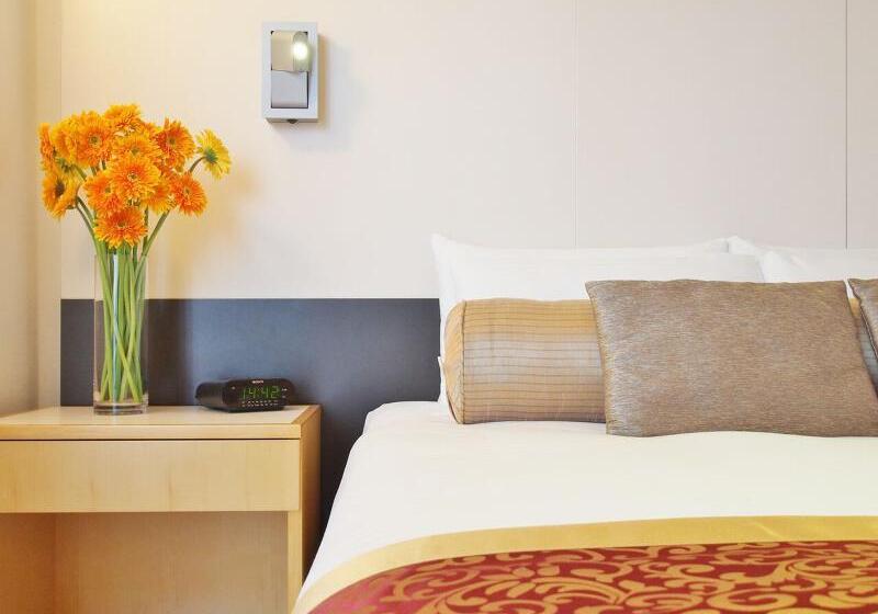 デラックスルーム, First