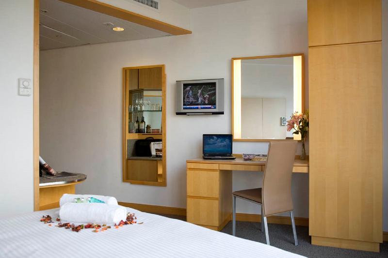 デラックスルーム, First