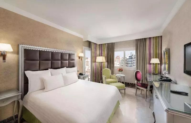 اتاق اجرایی با تخت بزرگ, Hilton Alexandria Corniche