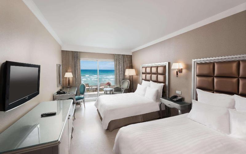 غرفة قياسية إطلالة جانبية علي البحر, Hilton Alexandria Corniche