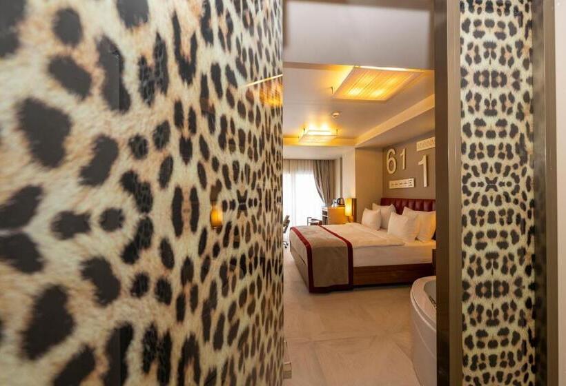 اتاق لوکس با وان آب گرم, Ramada By Wyndham Istanbul Pera